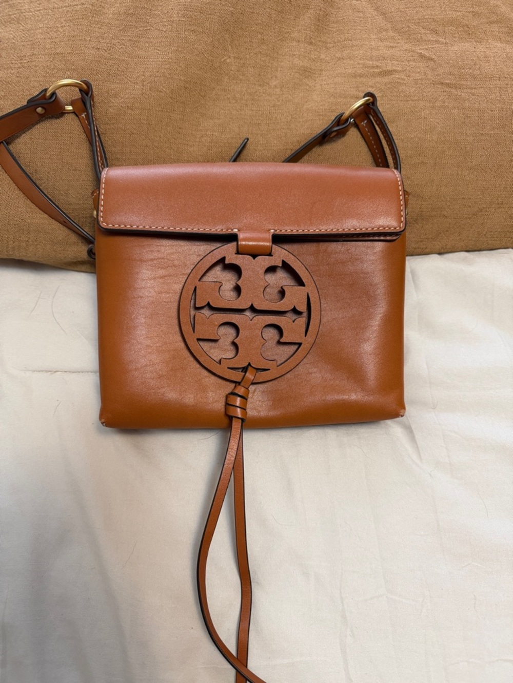 Tory Burch Cutout Logo Leather Crossbody in Cognac